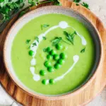 Feine Erbsensuppe mit gefrorenen Erbsen