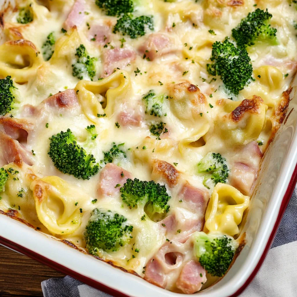 Tortellini Auflauf mit Käse-Sahne-Soße, HähnchenHähnchenschinken & Brokkoli