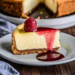 Weltbester Käsekuchen mit Keksboden - cremig & schnell
